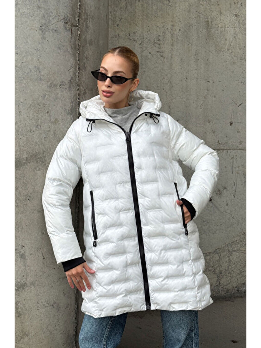 Beyaz Kapitoneli Fermuarlı Kapüşonlu Uzun Şişme Mont-2