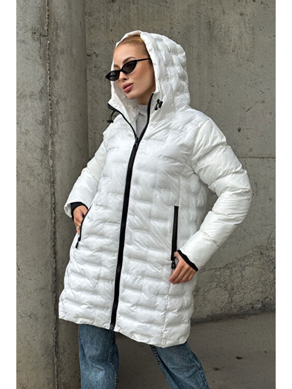 Beyaz Kapitoneli Fermuarlı Kapüşonlu Uzun Şişme Mont-3