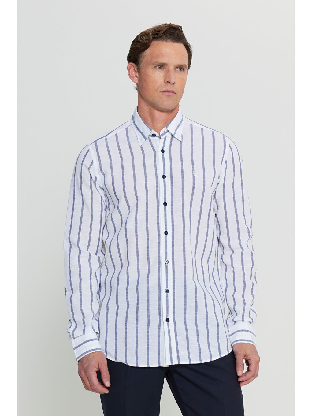 Erkek Beyaz-Lacivert Keten Slim Fit Dar Kesim Gizli Düğmeli Yaka Çizgili Gömlek-2