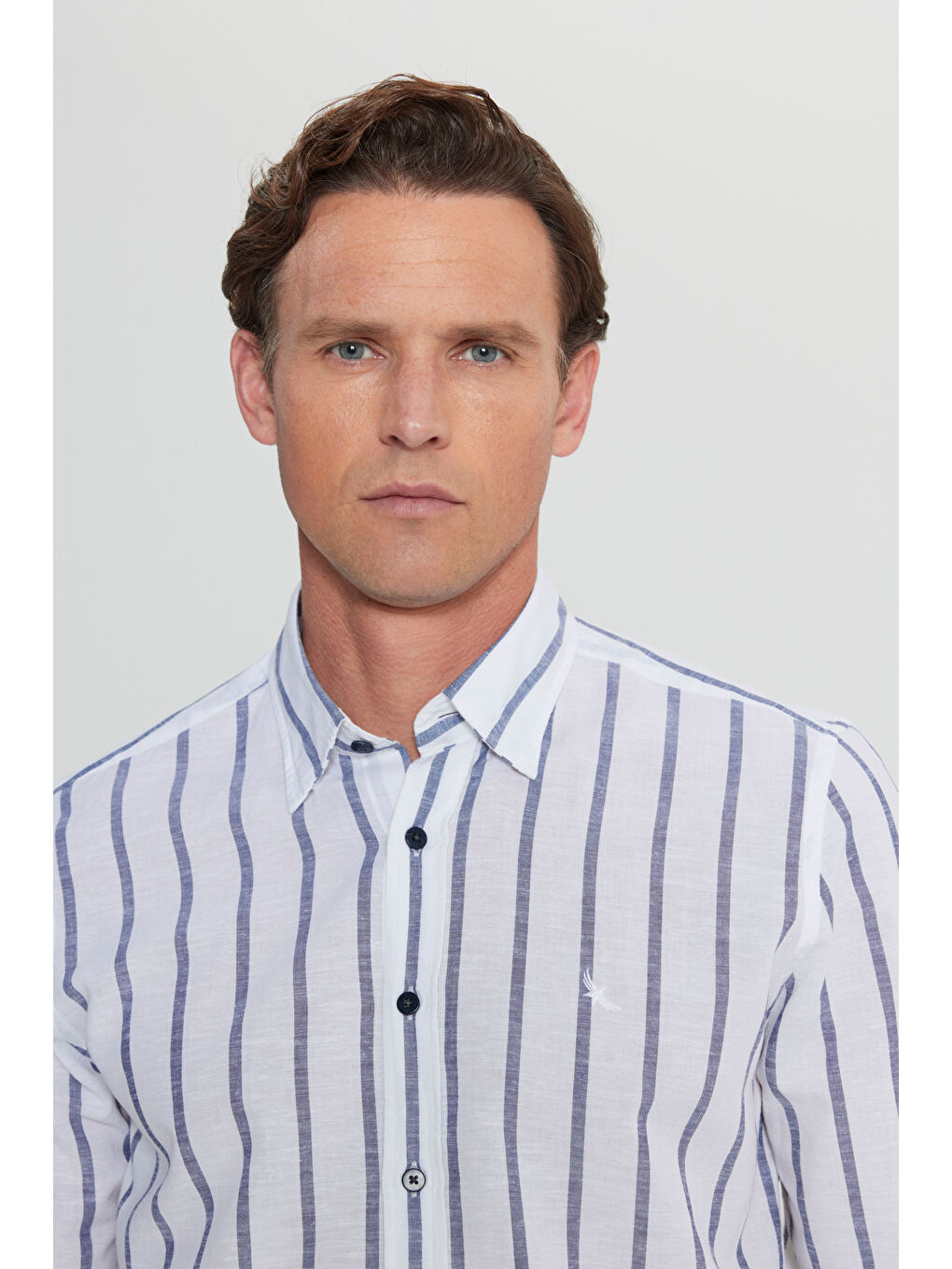 Erkek Beyaz-Lacivert Keten Slim Fit Dar Kesim Gizli Düğmeli Yaka Çizgili Gömlek-3