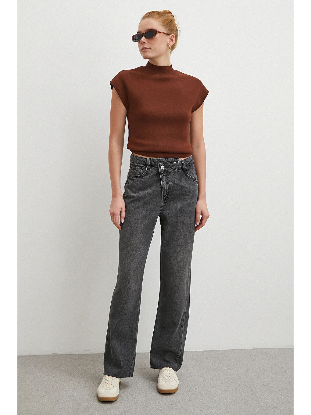 Çapraz Fermuarlı Kesik Paça Düğmeli Jean Siyah