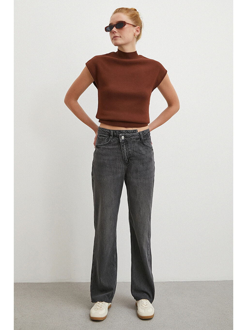 Çapraz Fermuarlı Kesik Paça Düğmeli Jean Siyah-1