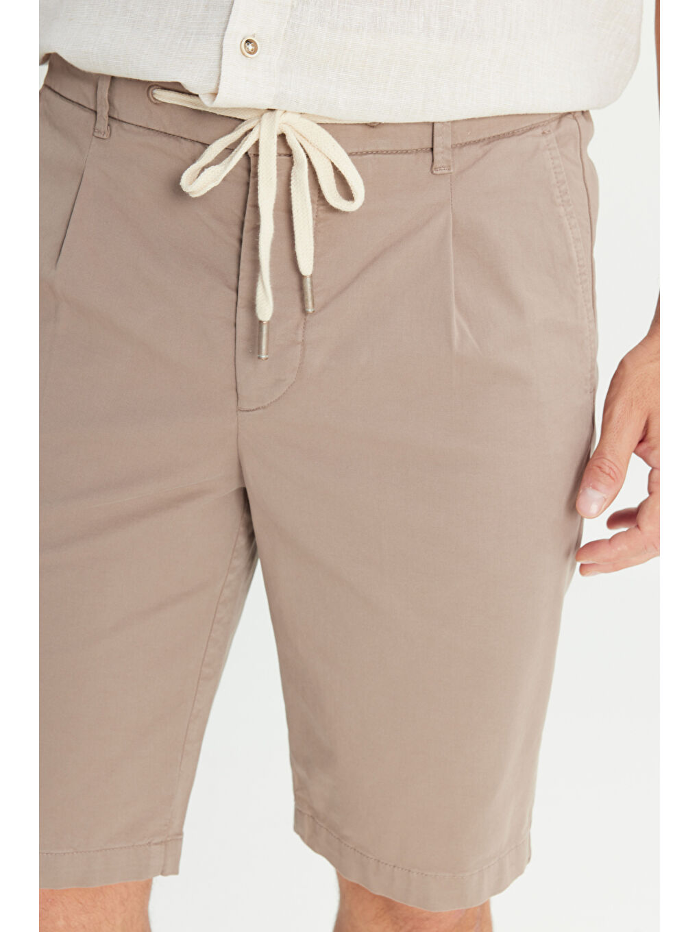 Erkek Bej Pamuklu Slim Fit Dar Kesim Beli Bağlamalı Yan Cepli Esnek Şort-3