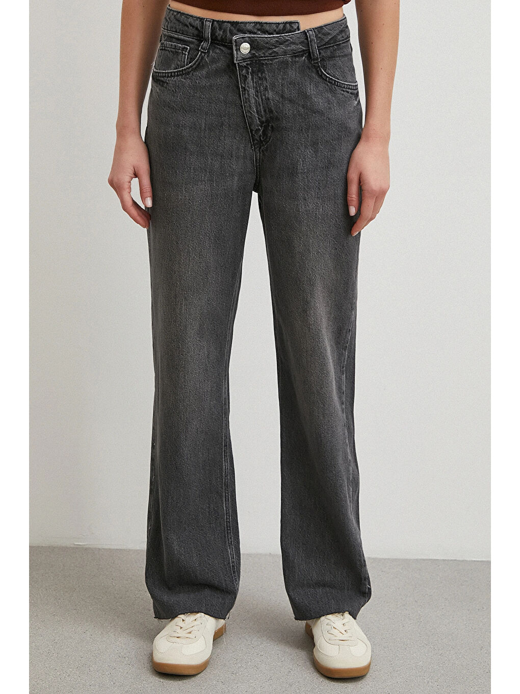 Çapraz Fermuarlı Kesik Paça Düğmeli Jean Siyah-2