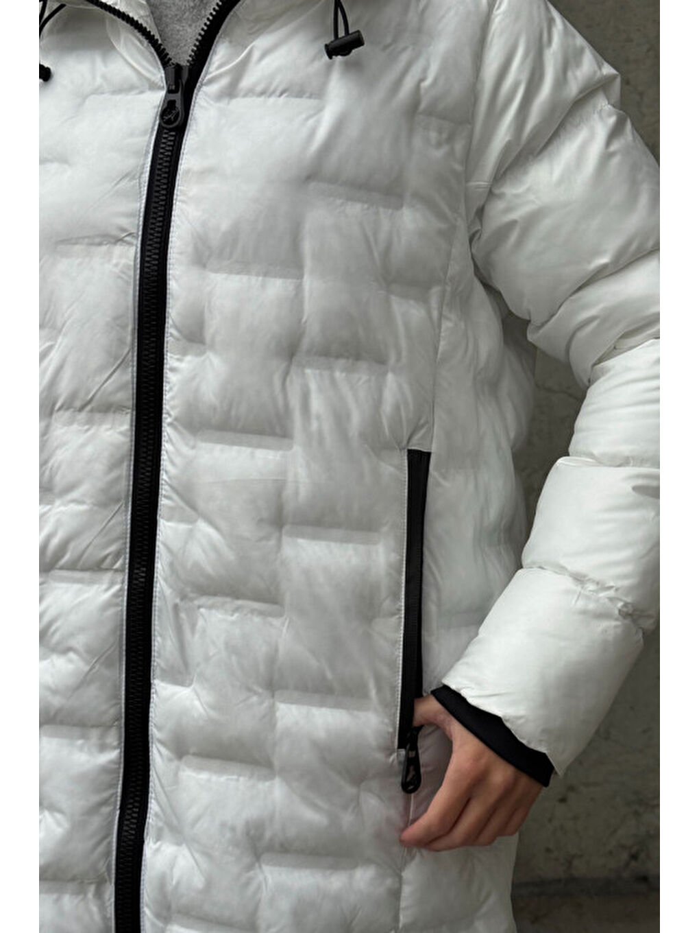 Beyaz Kapitoneli Fermuarlı Kapüşonlu Uzun Şişme Mont-4
