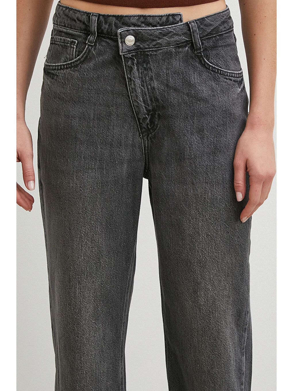 Çapraz Fermuarlı Kesik Paça Düğmeli Jean Siyah-3