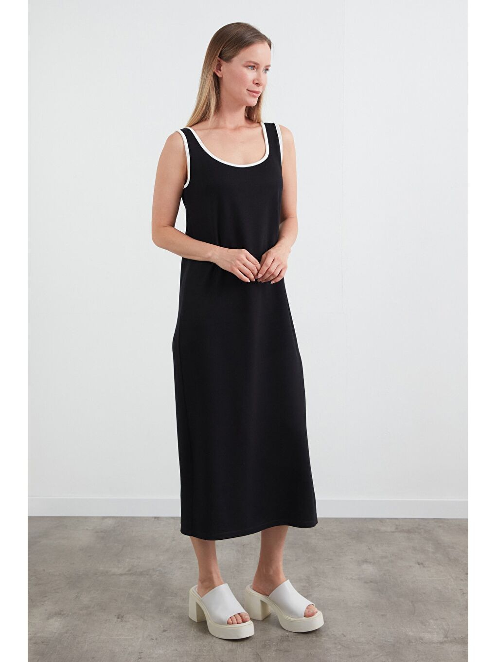 Siyah Biyeli Yanı Yırtmaçlı Askılı Elbise