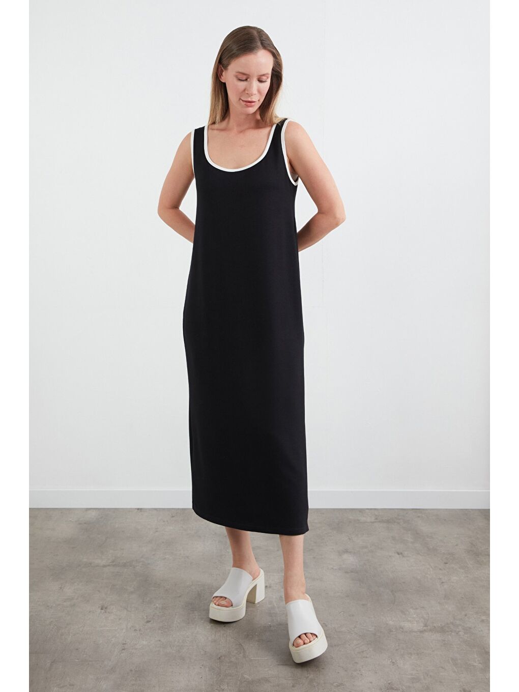 Siyah Biyeli Yanı Yırtmaçlı Askılı Elbise-1