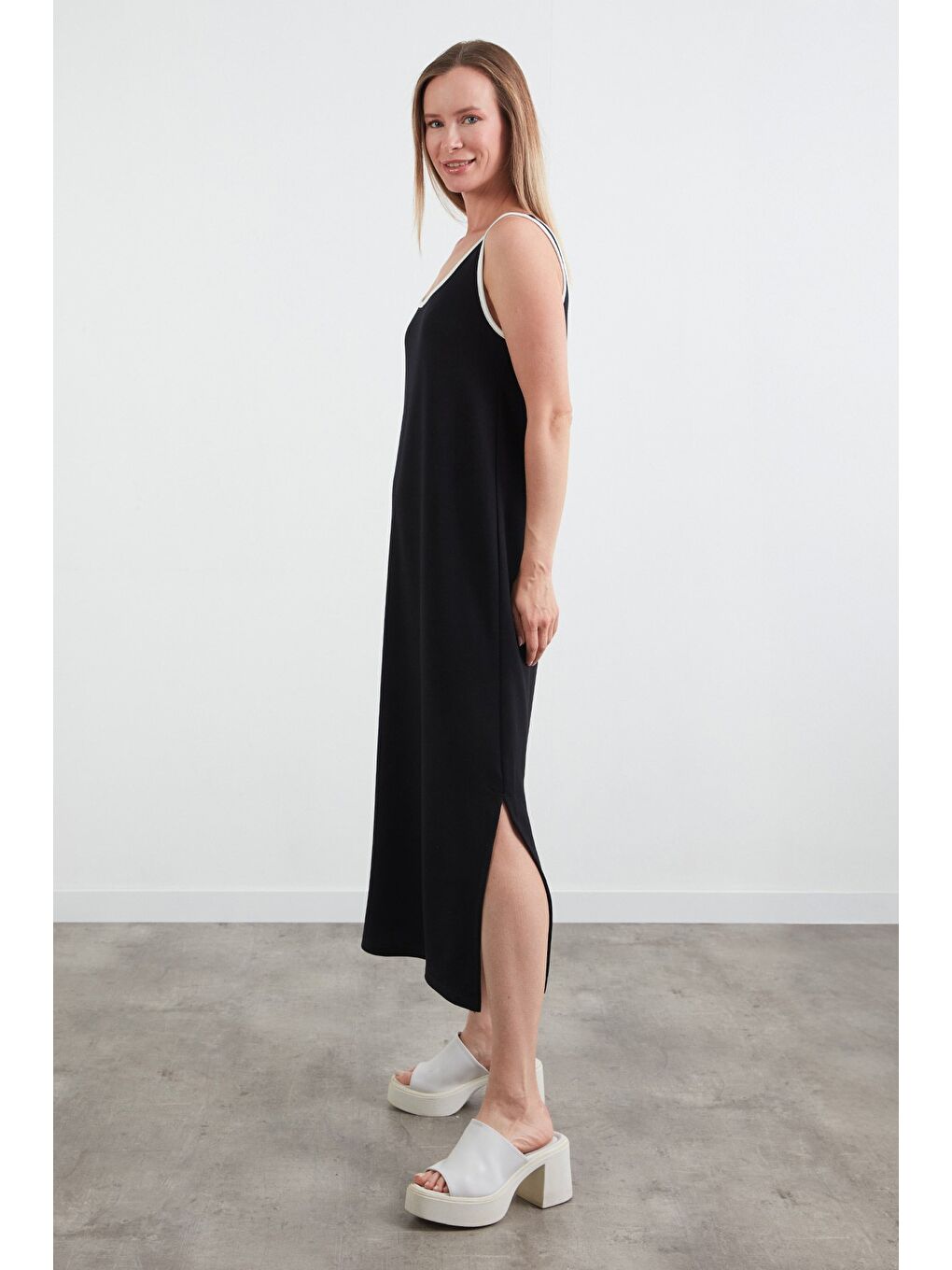 Siyah Biyeli Yanı Yırtmaçlı Askılı Elbise-2