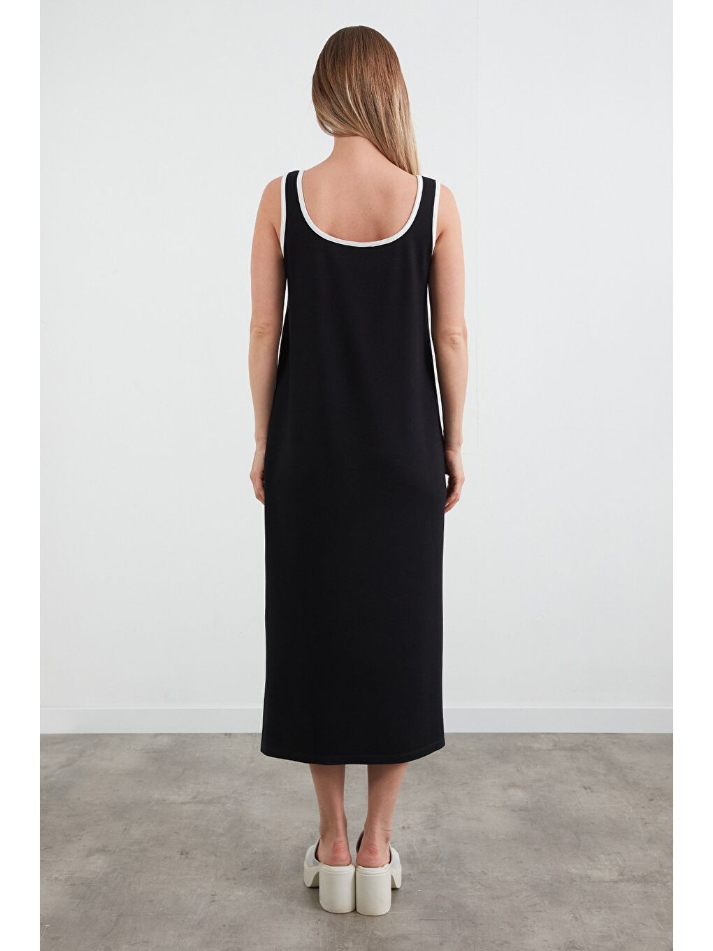 Siyah Biyeli Yanı Yırtmaçlı Askılı Elbise-3