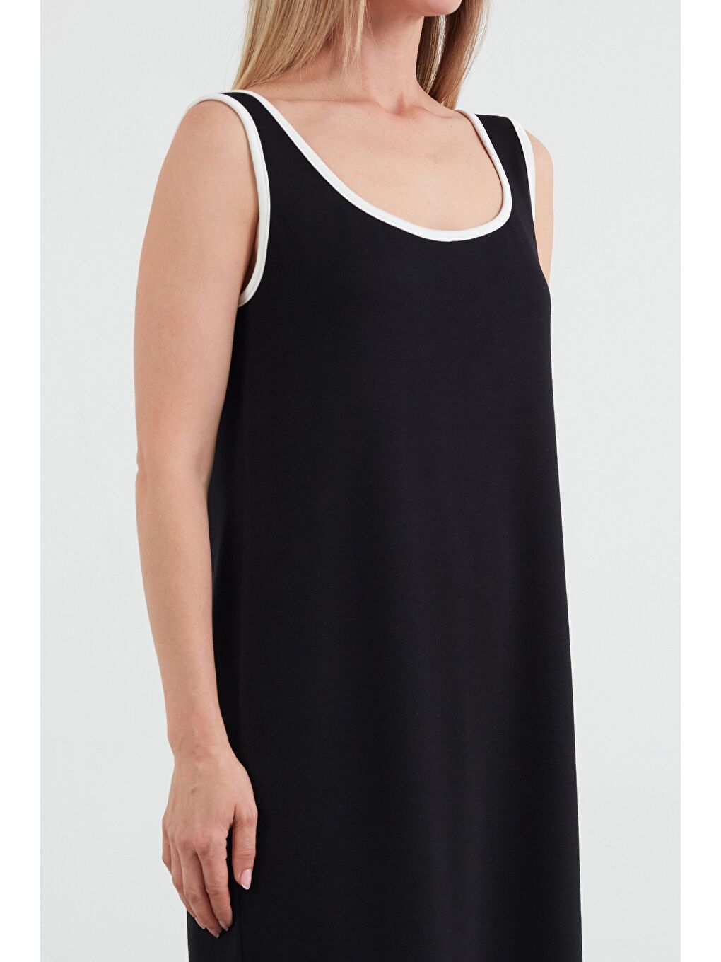 Siyah Biyeli Yanı Yırtmaçlı Askılı Elbise-4