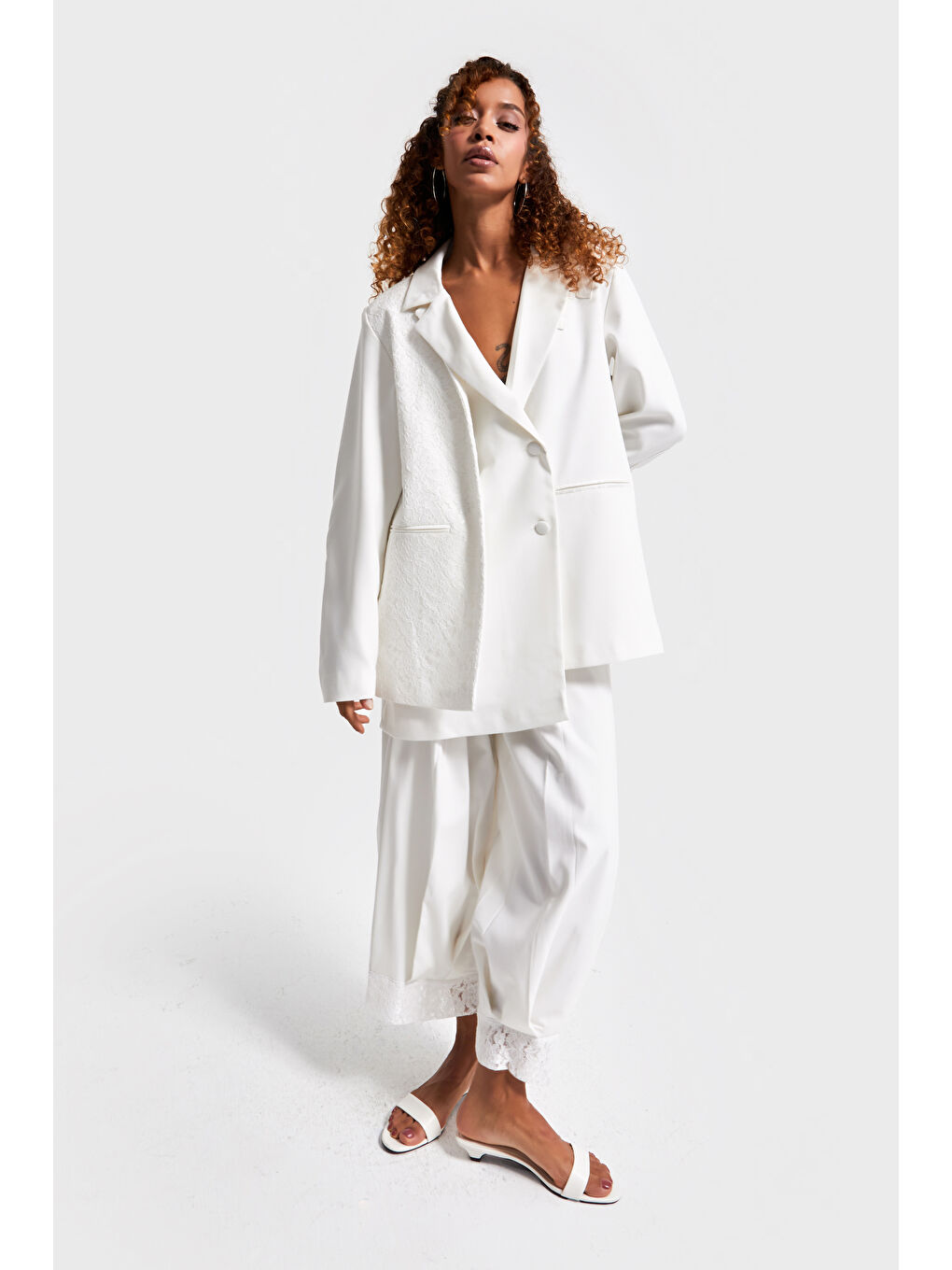 Kadın Ekru Renk Dantel Detaylı Özel Tasarım Oversize Kruvaze Kumaş Ceket-1