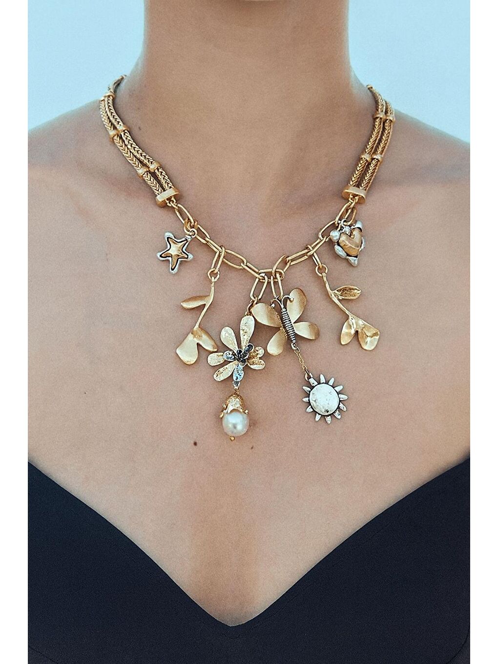 Sarı Metal Kelebek ve Çiçekli Çoklu Charmlı Kolye-1