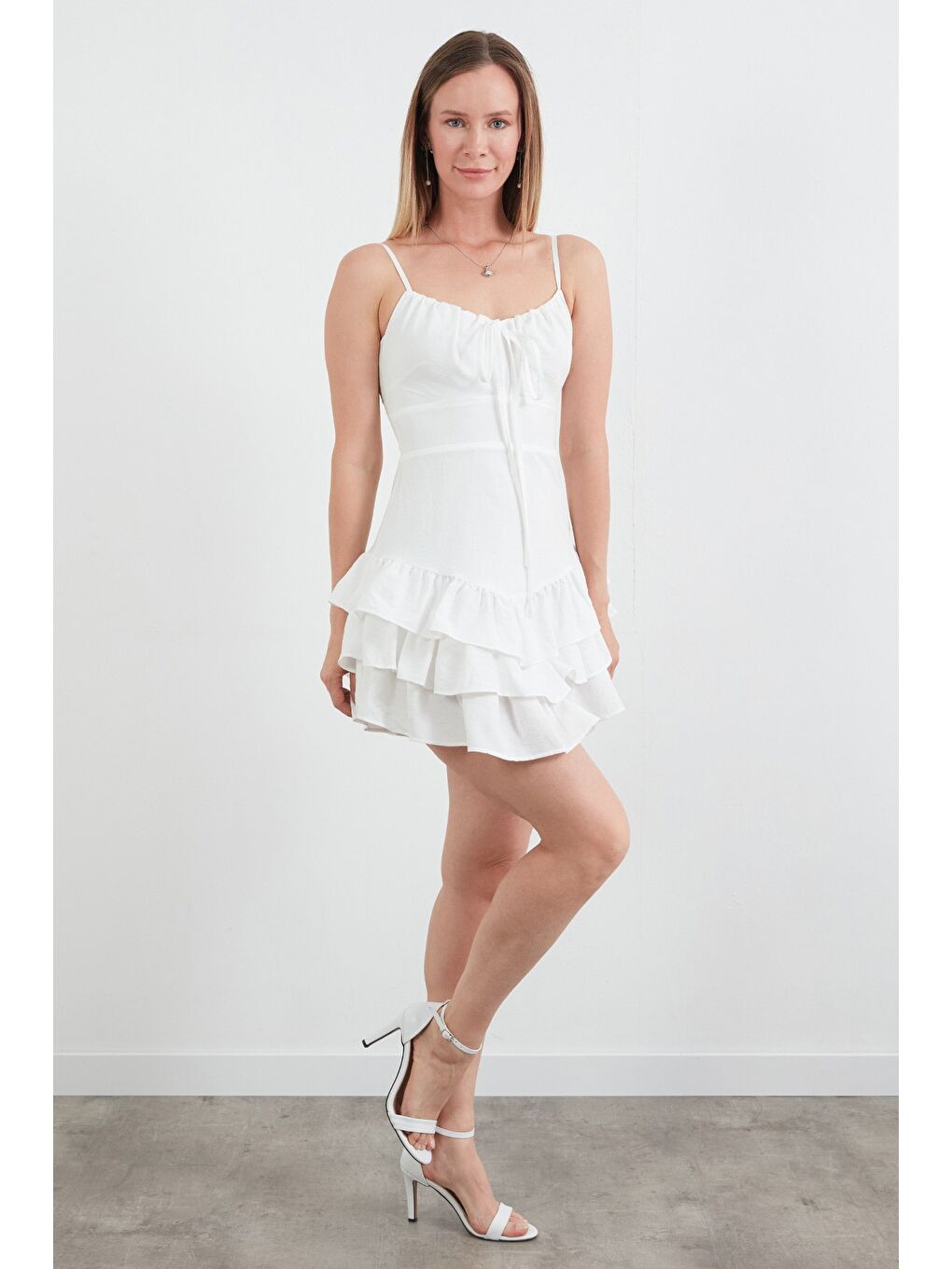 Beyaz Askılı Eteği Kat Kat Fırfırlı Elbise-3