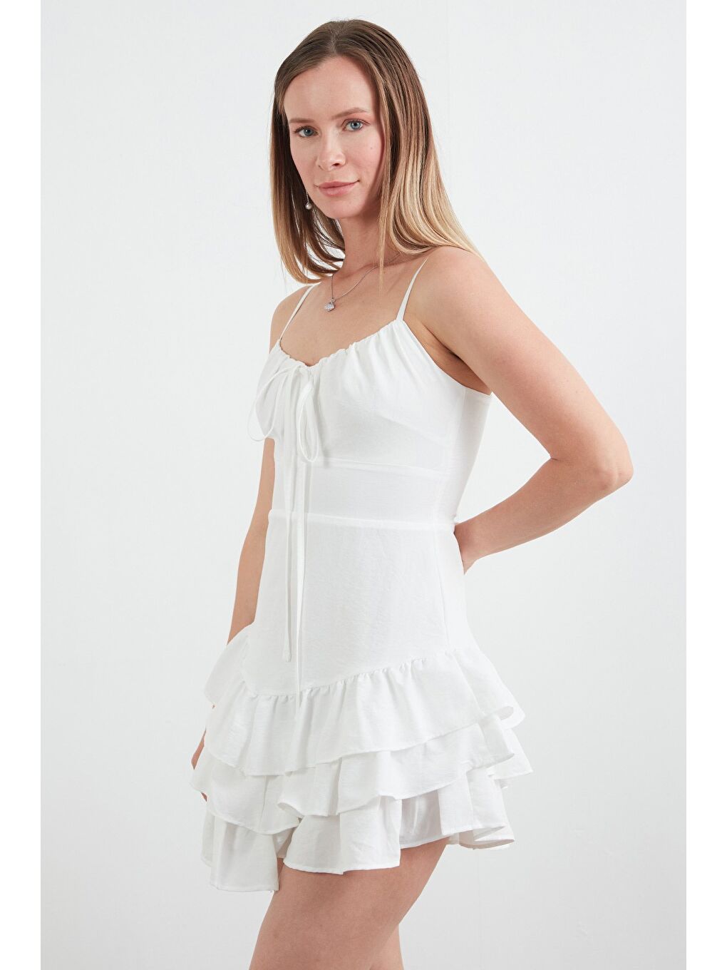 Beyaz Askılı Eteği Kat Kat Fırfırlı Elbise-4