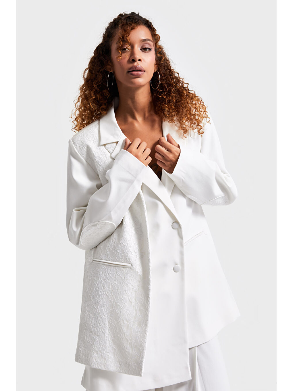 Kadın Ekru Renk Dantel Detaylı Özel Tasarım Oversize Kruvaze Kumaş Ceket-2