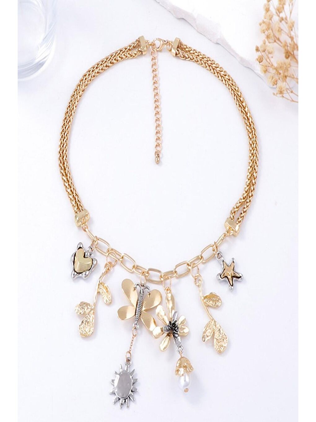 Sarı Metal Kelebek ve Çiçekli Çoklu Charmlı Kolye-2