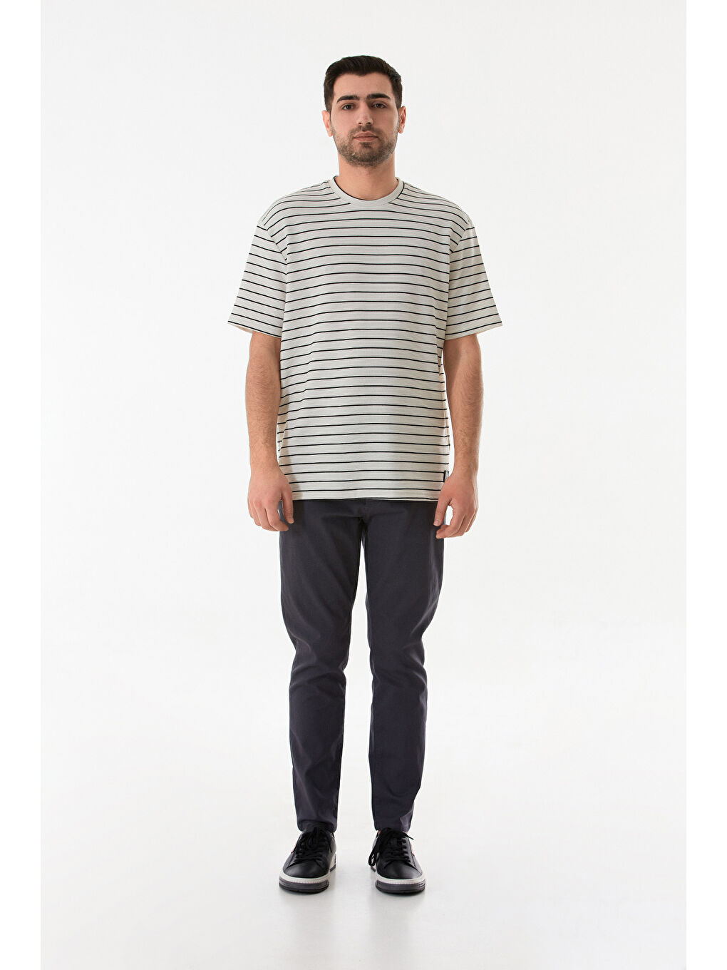 Beyaz Çizgili Jakarlı Bisiklet Yaka Tişört-1