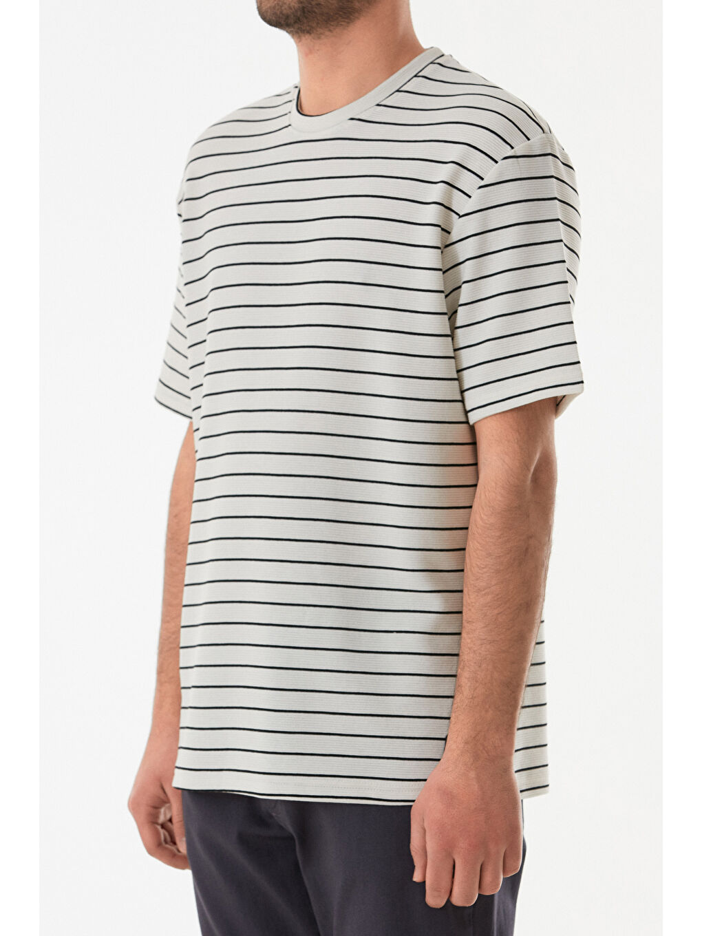 Beyaz Çizgili Jakarlı Bisiklet Yaka Tişört-4