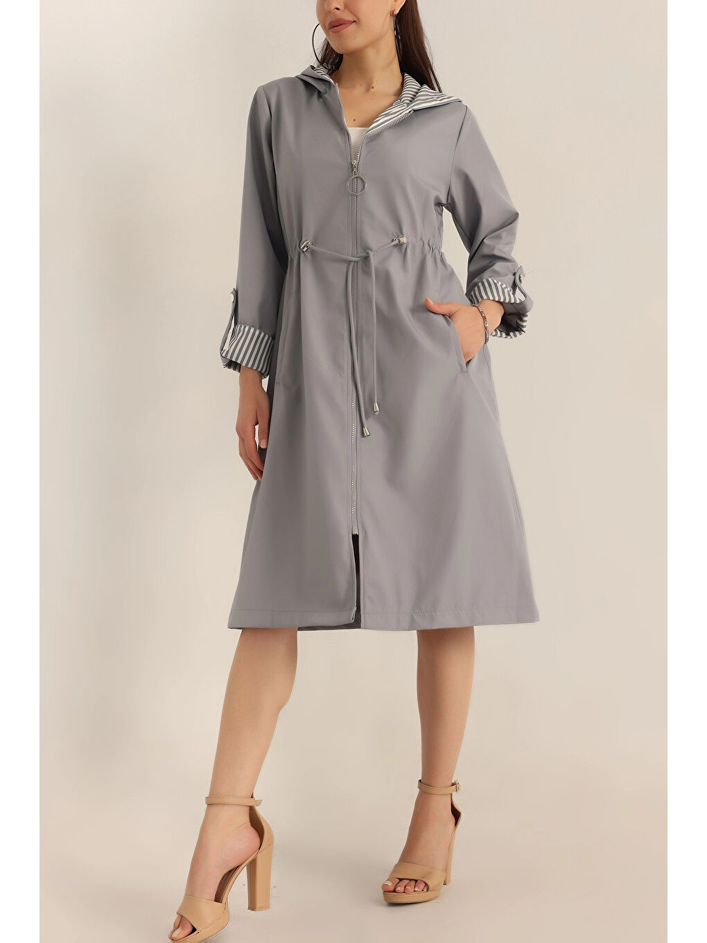 Kadın Gri Beli Büzgülü Kapüşonlu Uzun Trençkot HZL22W BD190911