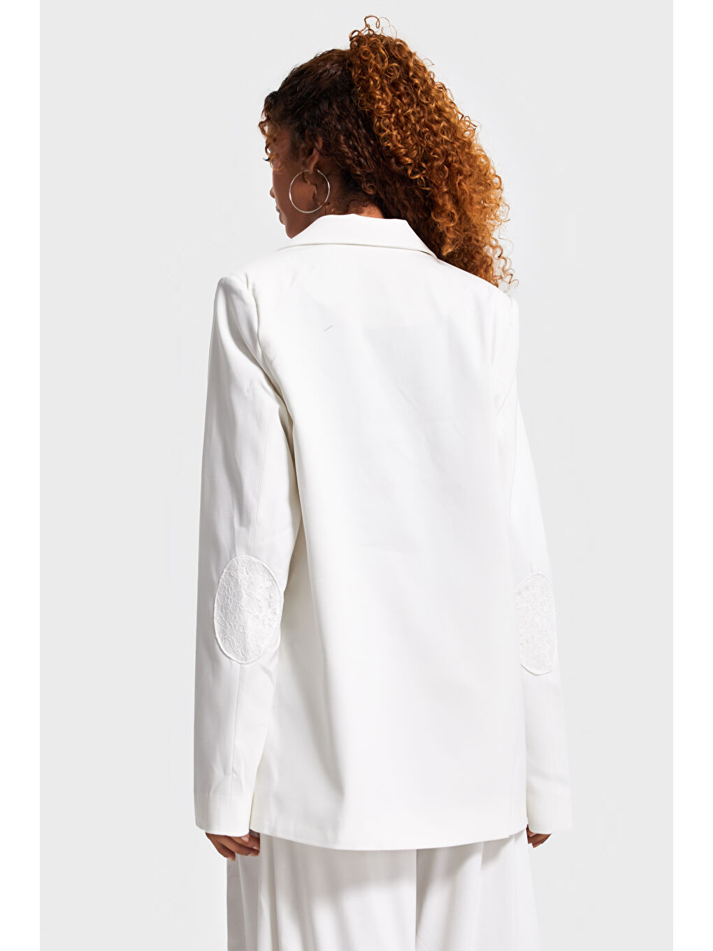 Kadın Ekru Renk Dantel Detaylı Özel Tasarım Oversize Kruvaze Kumaş Ceket-4