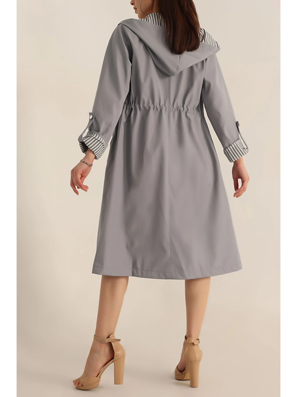 Kadın Gri Beli Büzgülü Kapüşonlu Uzun Trençkot HZL22W BD190911-3