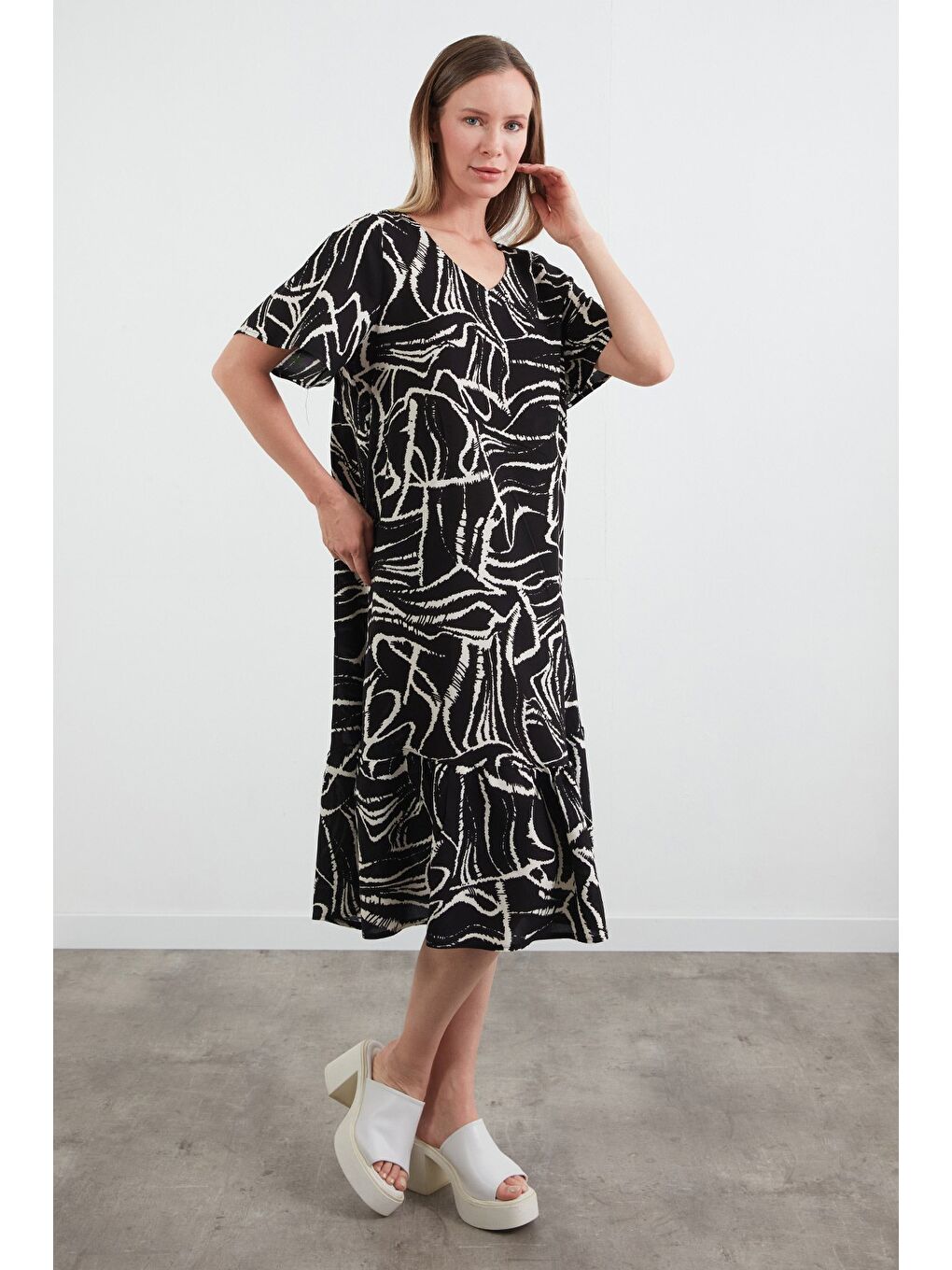 Siyah Desenli V Yaka Eteği Fırfırlı Elbise-1