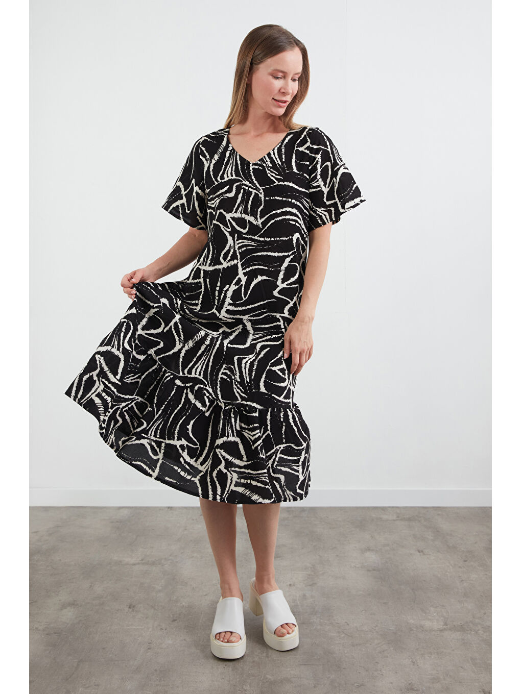 Siyah Desenli V Yaka Eteği Fırfırlı Elbise-2