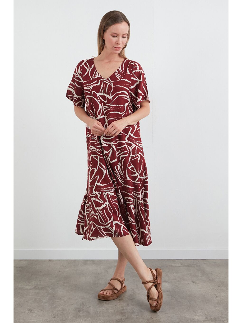 Bordo Desenli V Yaka Eteği Fırfırlı Elbise-1