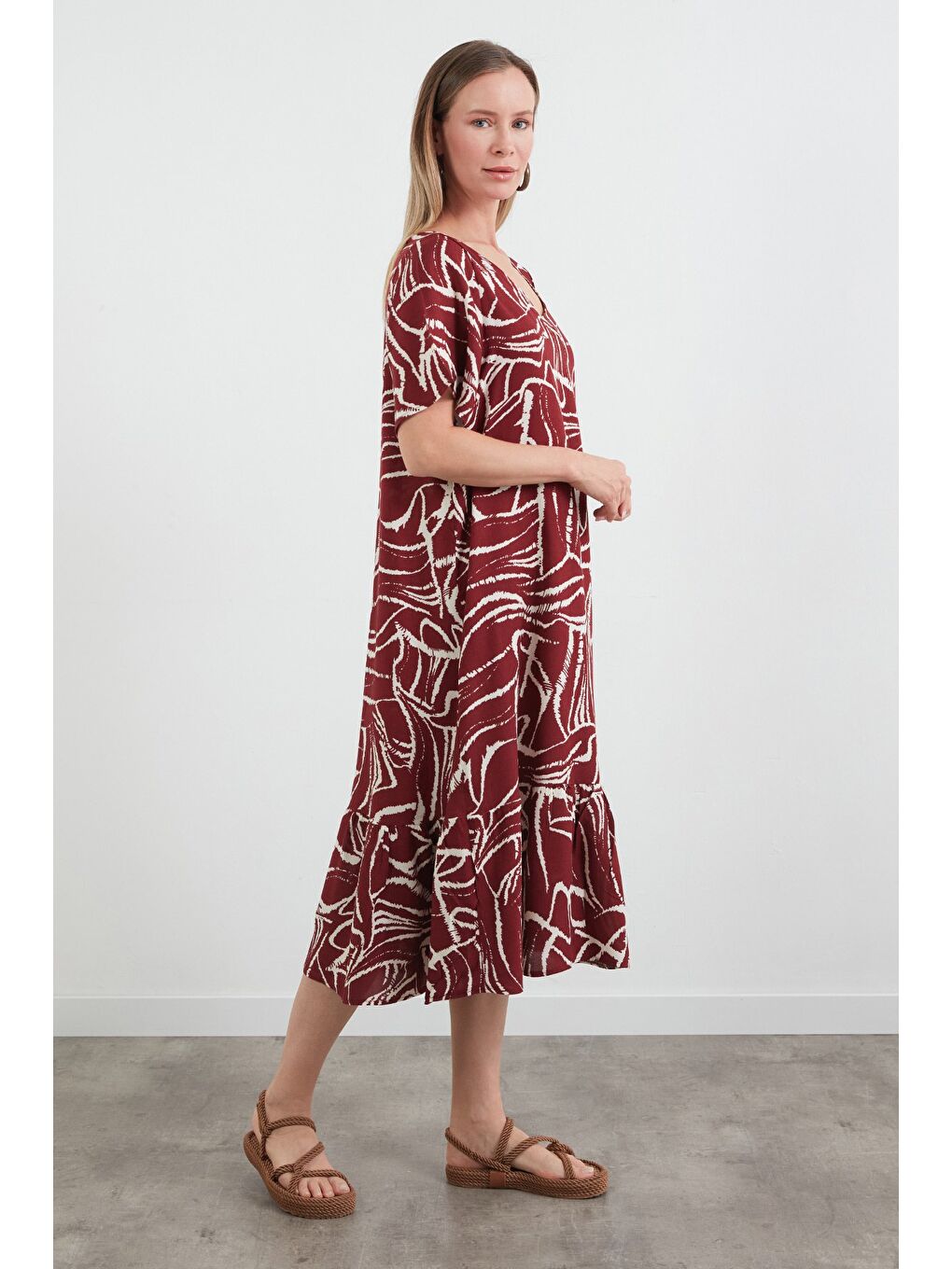 Bordo Desenli V Yaka Eteği Fırfırlı Elbise-2