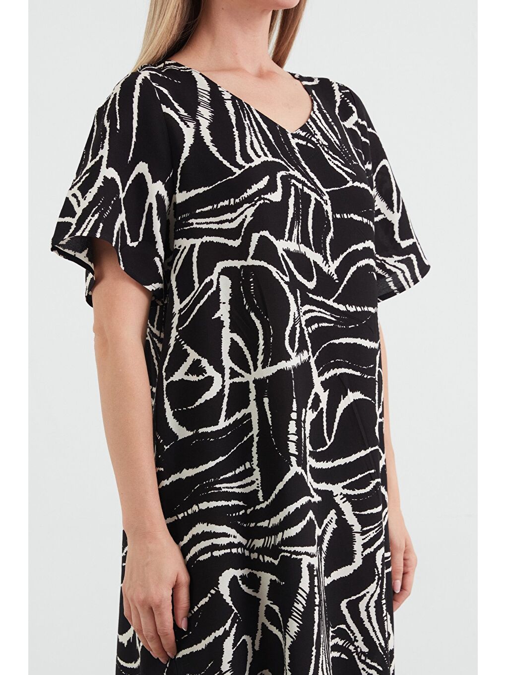 Siyah Desenli V Yaka Eteği Fırfırlı Elbise-4