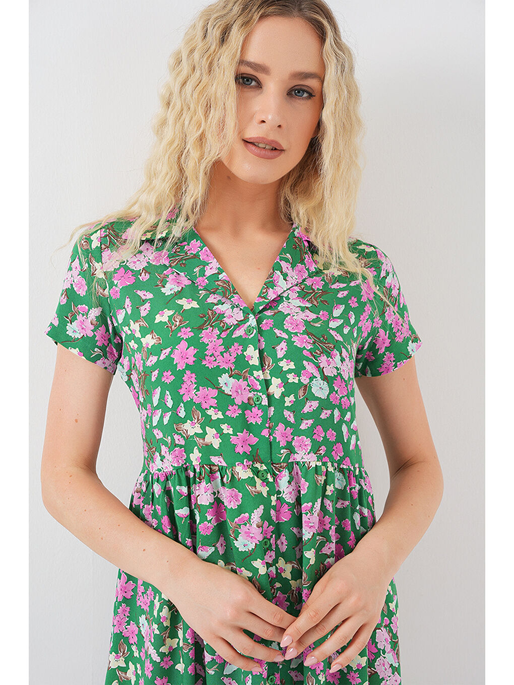 Kadın Boydan Düğmeli Kısa Kol Çiçekli Elbise 2561 - Yeşil-3