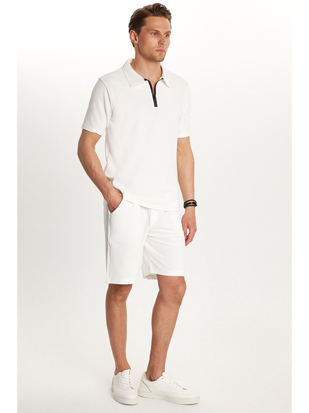 Erkek Standart Fit Pamuklu Fermuarlı Polo Yaka Tişört Beli Bağcıklı Beyaz Şort Takım