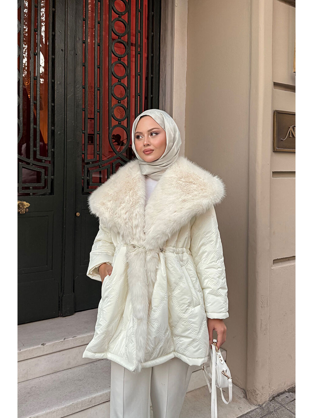 Kadın Yaka Kürklü Dikiş Detay Mont Beyaz