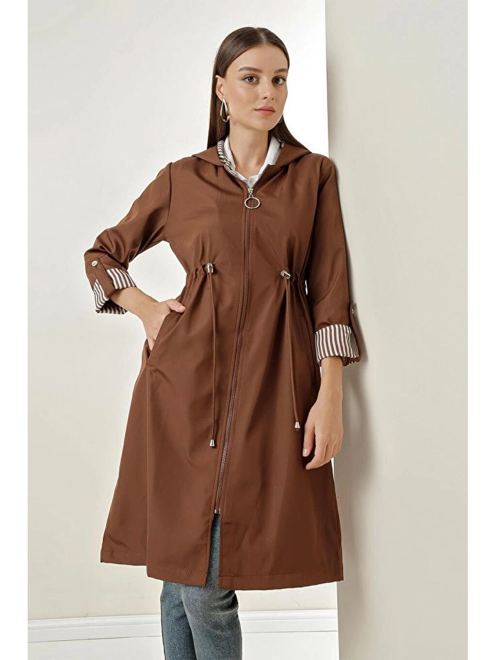 Kadın Kahverengi Beli Büzgülü Kapüşonlu Uzun Trençkot HZL22W BD190911