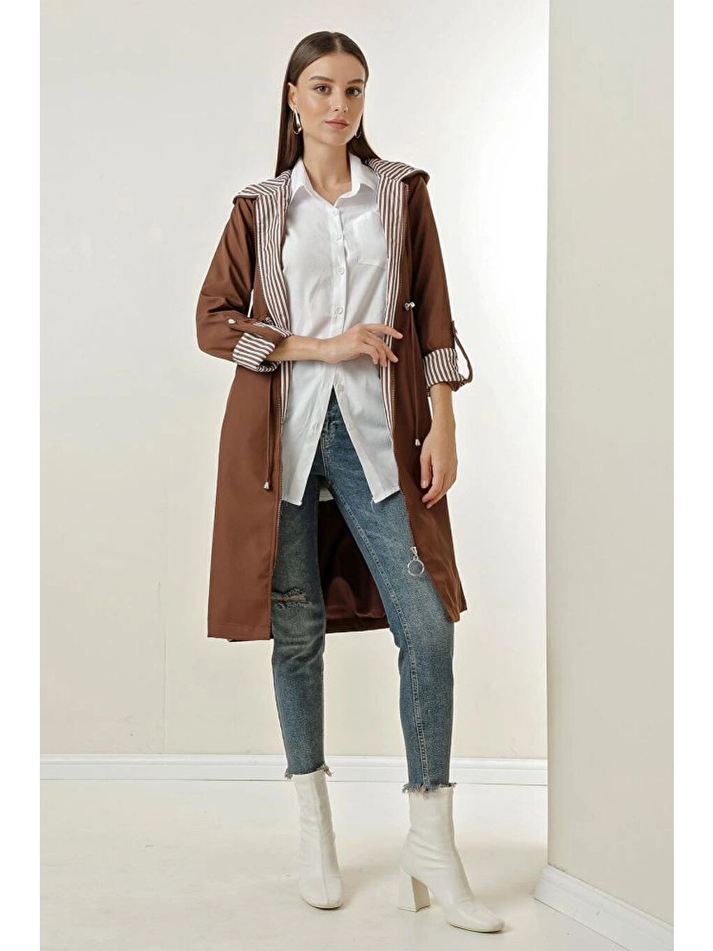 Kadın Kahverengi Beli Büzgülü Kapüşonlu Uzun Trençkot HZL22W BD190911-1