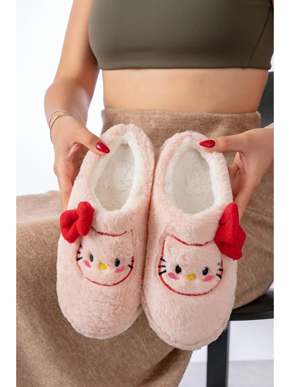 Pembe Figürlü Kurdela Detalı Sıcak Kışlık Unisex Ev Terliğ Gondol-1