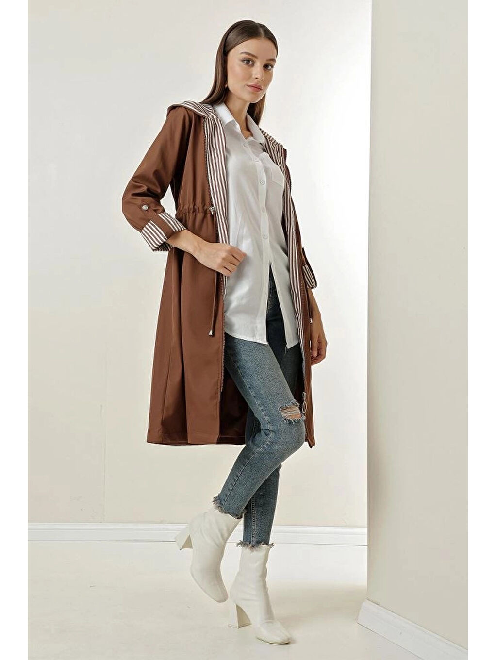 Kadın Kahverengi Beli Büzgülü Kapüşonlu Uzun Trençkot HZL22W BD190911-2