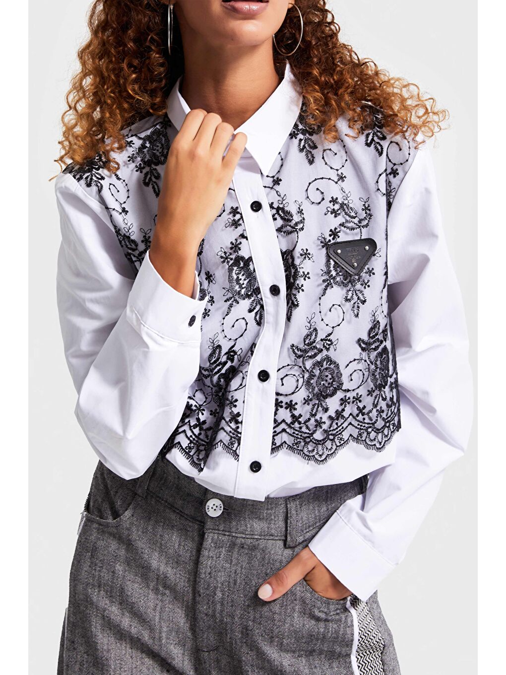 Kadın Beyaz Renk Siyah Dantel Detaylı Özel Tasarım Gömlek-1