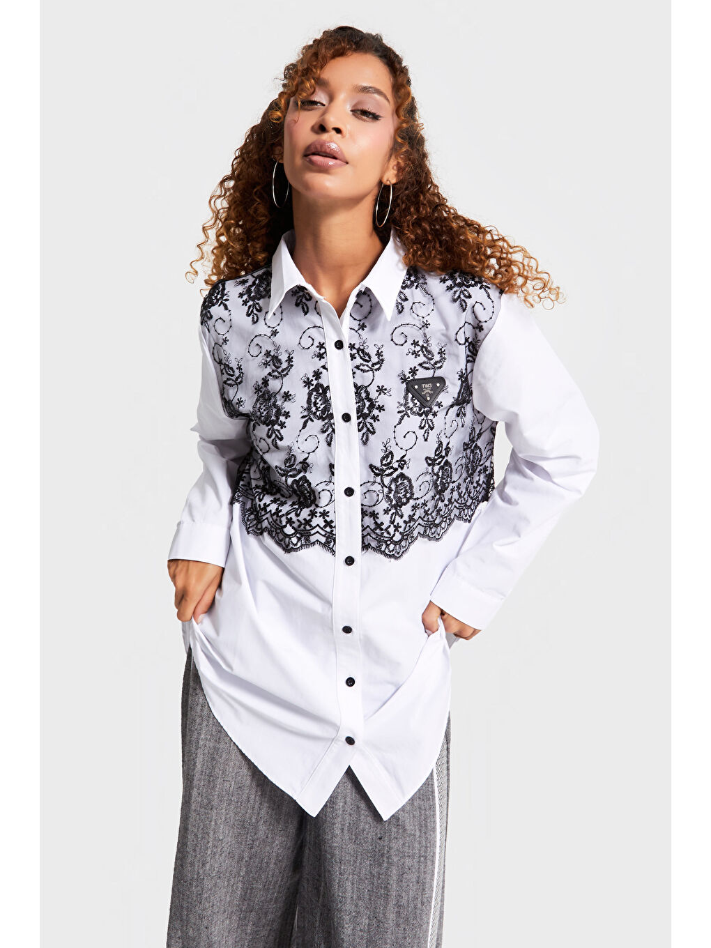 Kadın Beyaz Renk Siyah Dantel Detaylı Özel Tasarım Gömlek-2