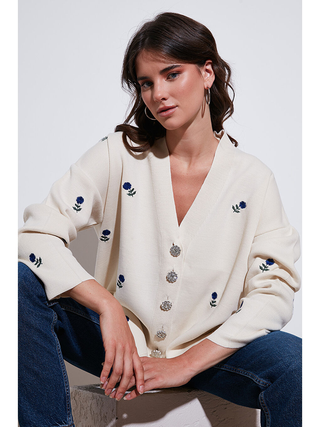 Ekru Oversize Fit Desenli V Yaka Triko Kadın Hırka 4616193-1