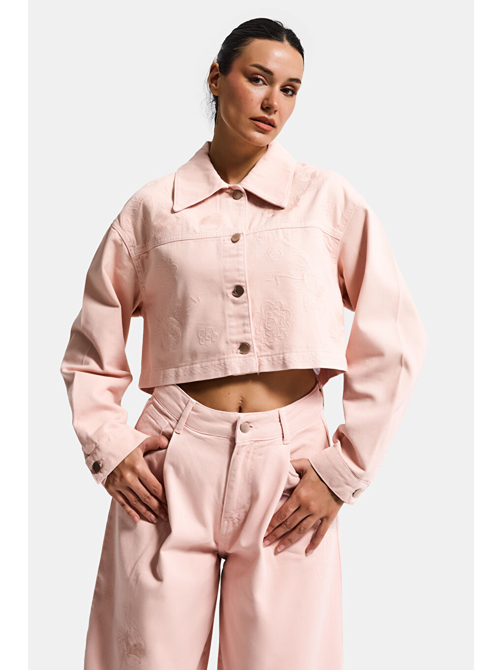 Pembe Kadın Pudra Renk 6s6-20 Crop Fit Çiçek Nakış Desenli Özel Tasarım Denim Ceket