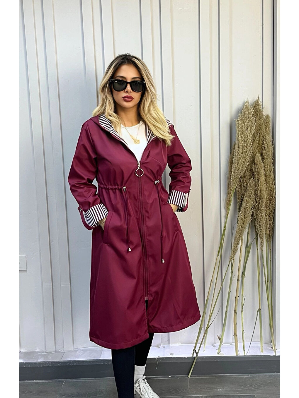 Kadın Bordo Beli Büzgülü Kapüşonlu Uzun Trençkot HZL22W BD190911