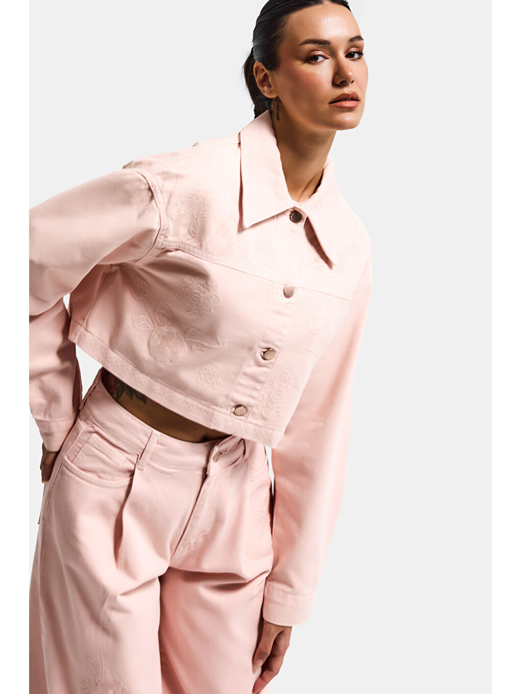 Pembe Kadın Pudra Renk 6s6-20 Crop Fit Çiçek Nakış Desenli Özel Tasarım Denim Ceket-1