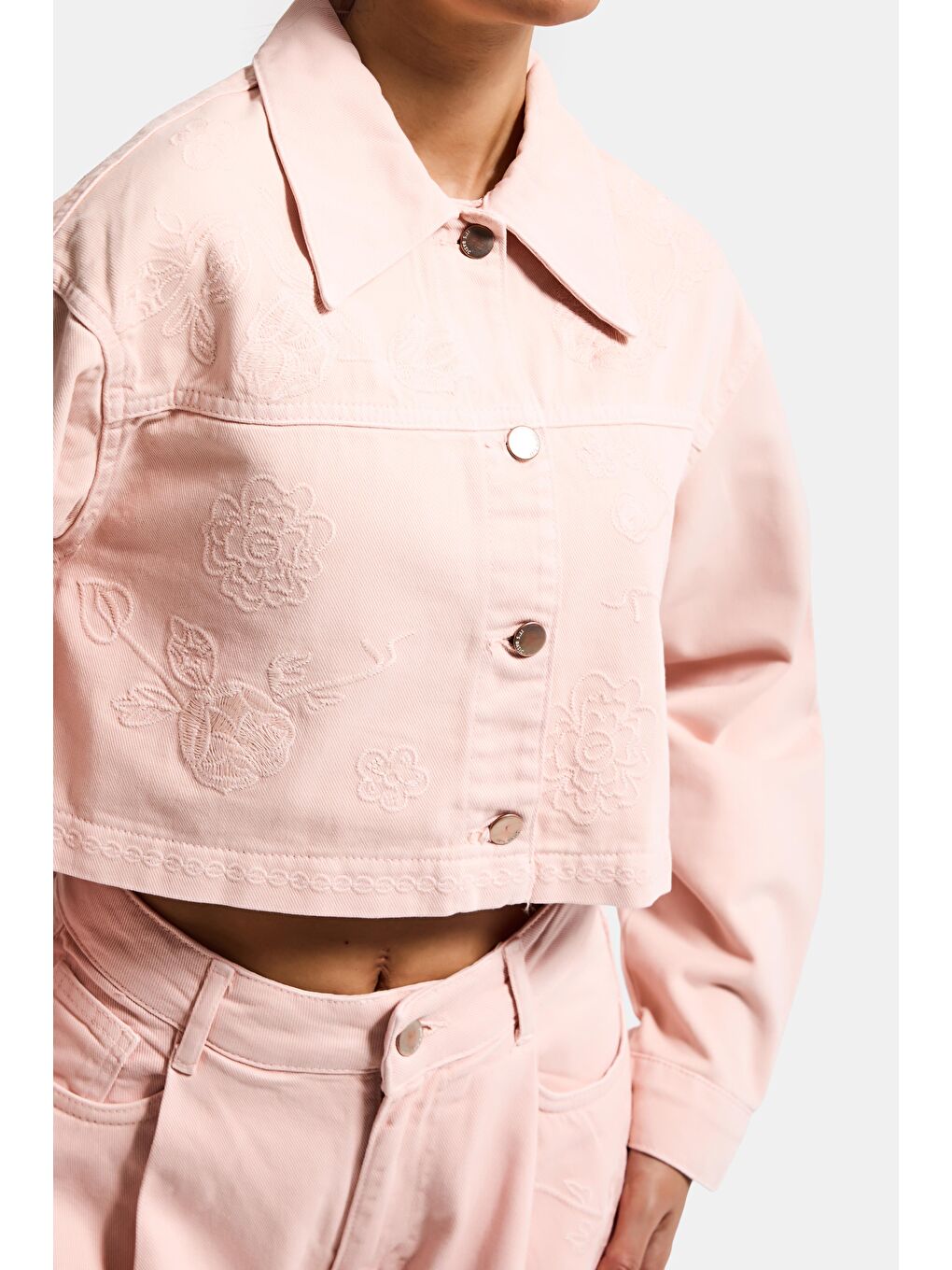 Pembe Kadın Pudra Renk 6s6-20 Crop Fit Çiçek Nakış Desenli Özel Tasarım Denim Ceket-2