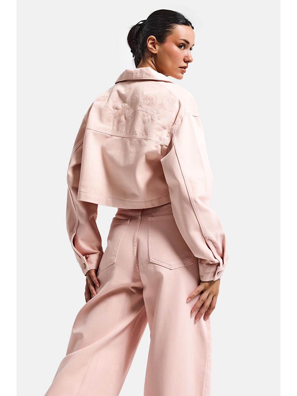 Pembe Kadın Pudra Renk 6s6-20 Crop Fit Çiçek Nakış Desenli Özel Tasarım Denim Ceket-4