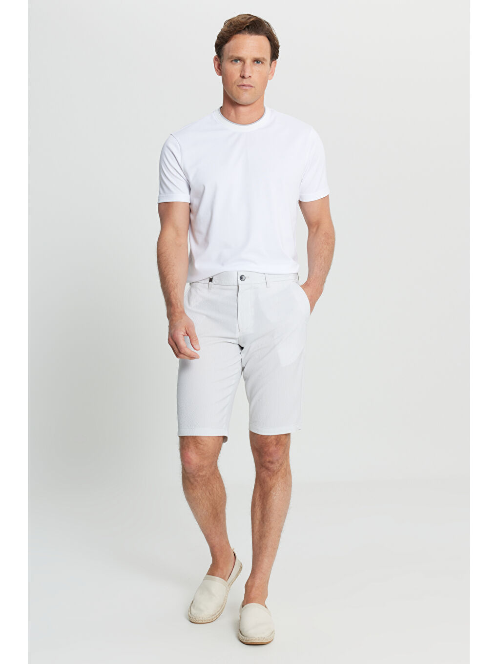 Erkek Gri-Beyaz Slim Fit Dar Kesim Beli Bağlamalı Gofre Desenli Yan Cepli Şort-2