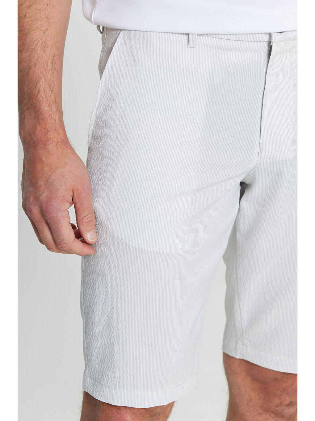 Erkek Gri-Beyaz Slim Fit Dar Kesim Beli Bağlamalı Gofre Desenli Yan Cepli Şort-3