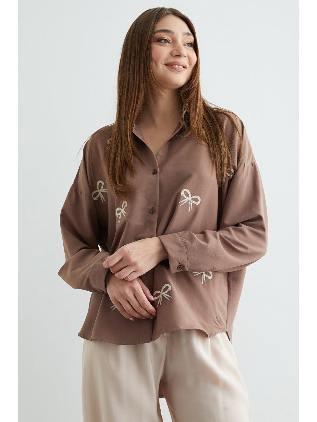 Kahverengi Fiyonk Nakışlı Oversize Gömlek