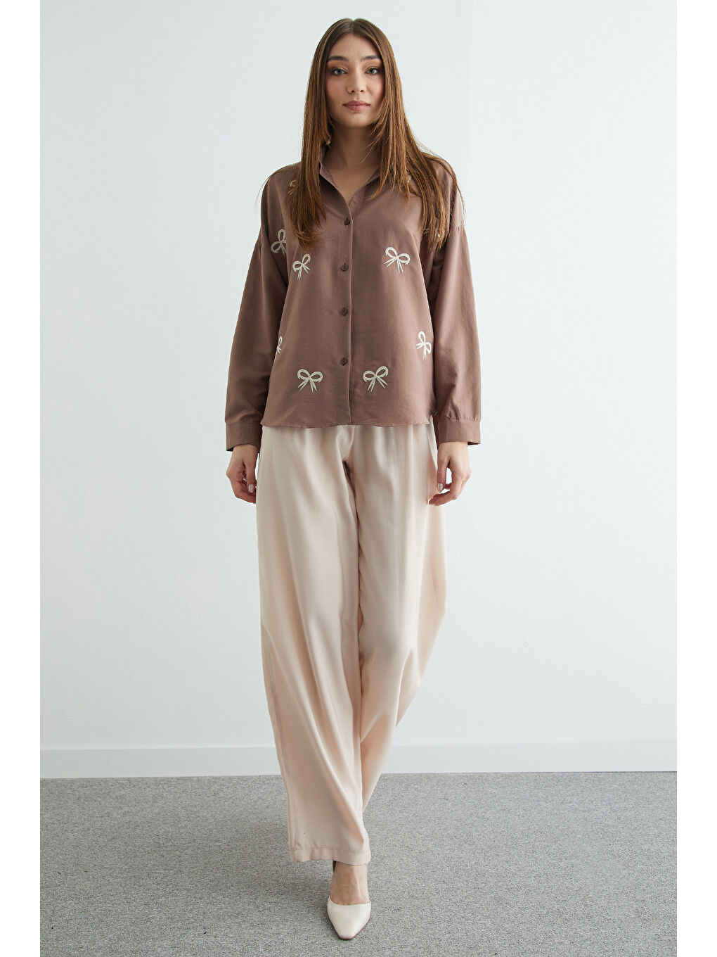 Kahverengi Fiyonk Nakışlı Oversize Gömlek-1